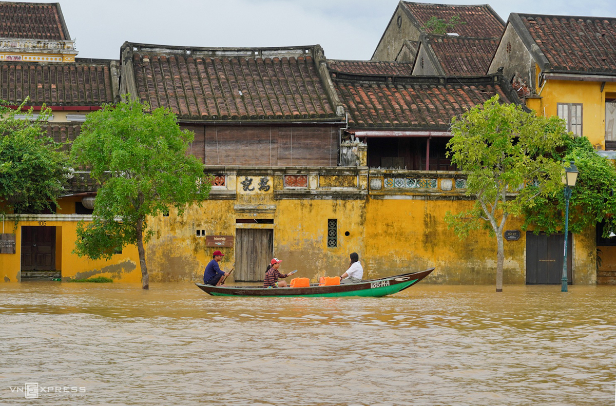 Boat rides around Hoi An ancient town in flood season Boat rides around Hoi An ancient town in flood season